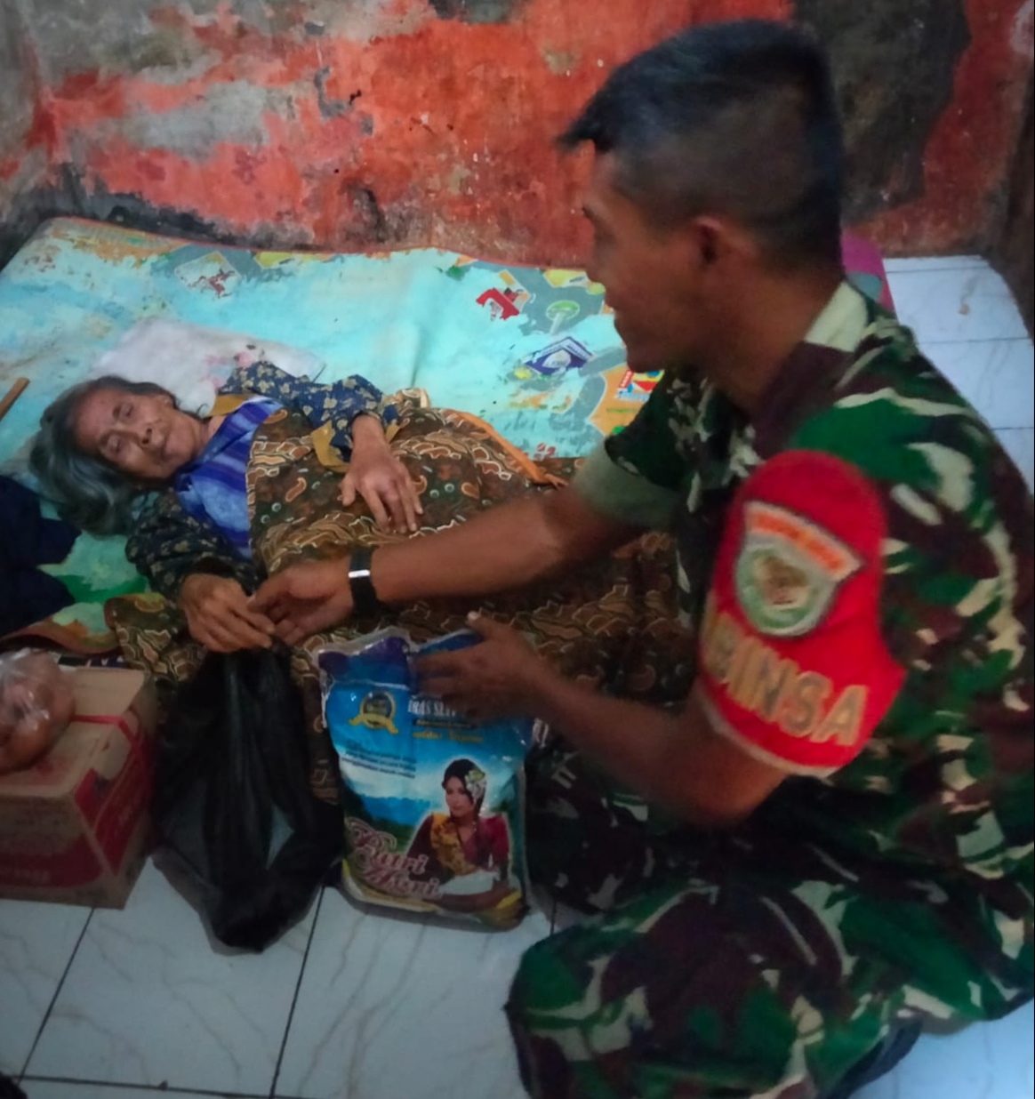 Serma Suci Babinsa Mayung Koramil 0620-01 / Gunung Jati Berikan Sembako kepada Fakir Miskin