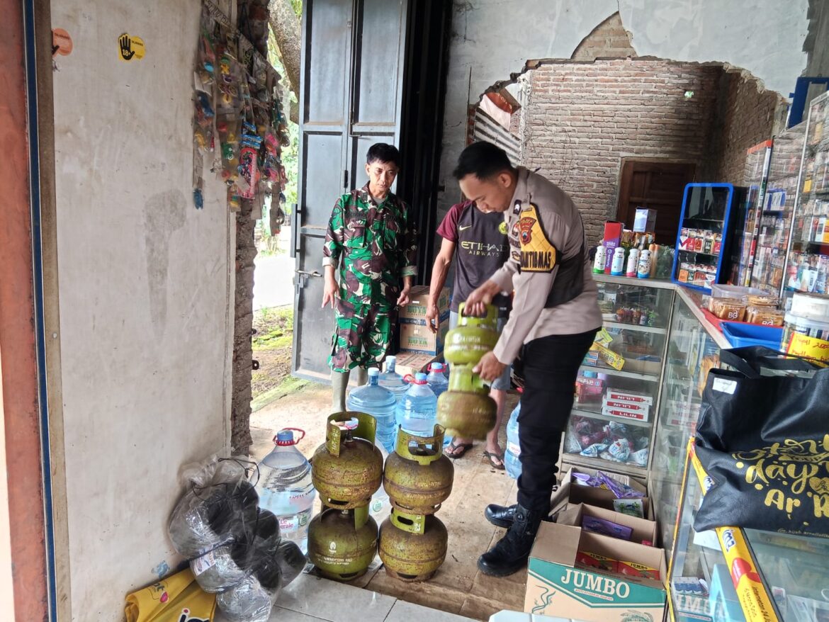 Anggota Kodim 0719 / Jepara Cek Ketersediaan Gas Elpiji 3 Kg di Pengecer
