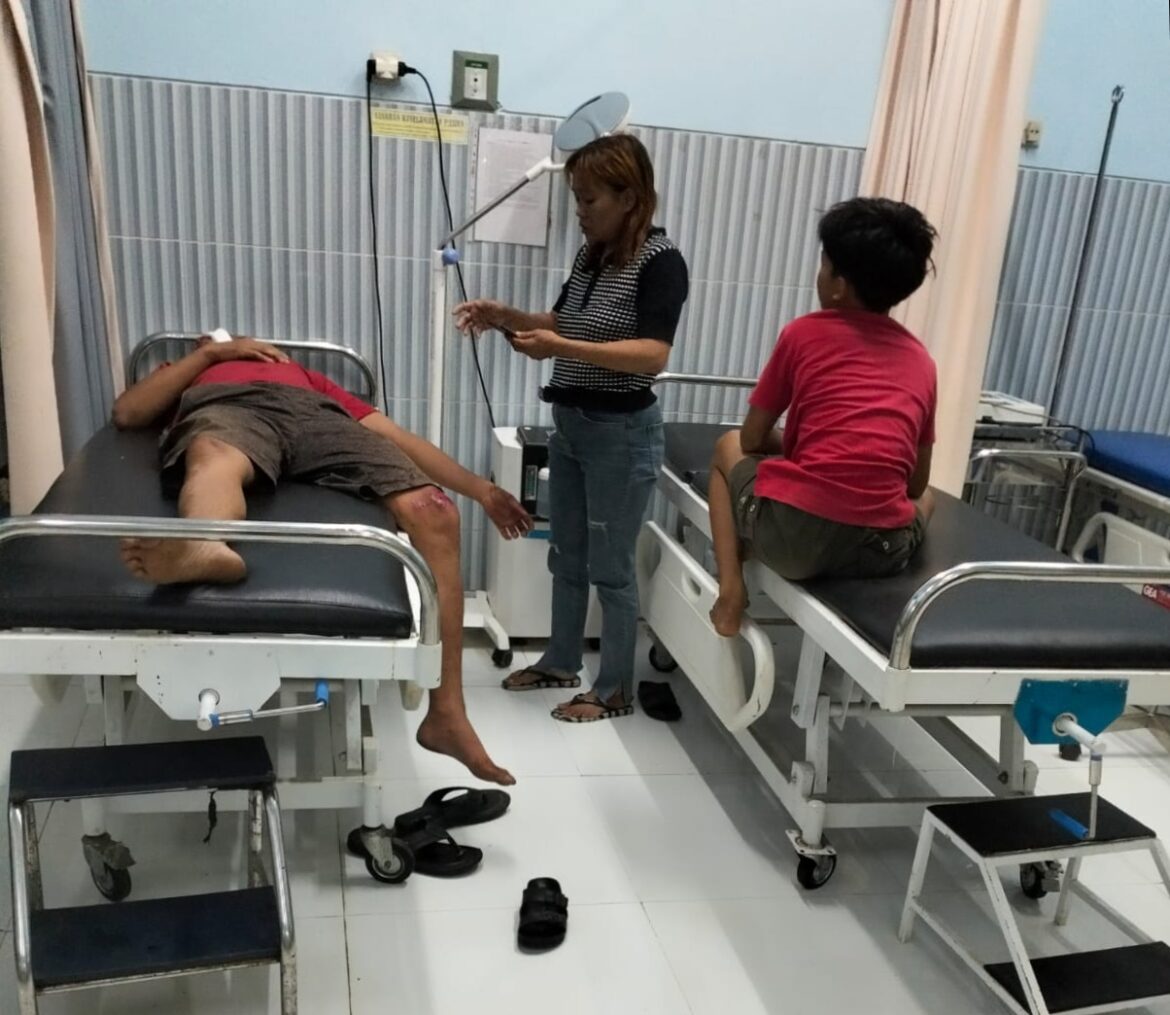 Sigap! Anggota Koramil 09 / Mlonggo Bantu Warga yang Tergeletak di Jalan