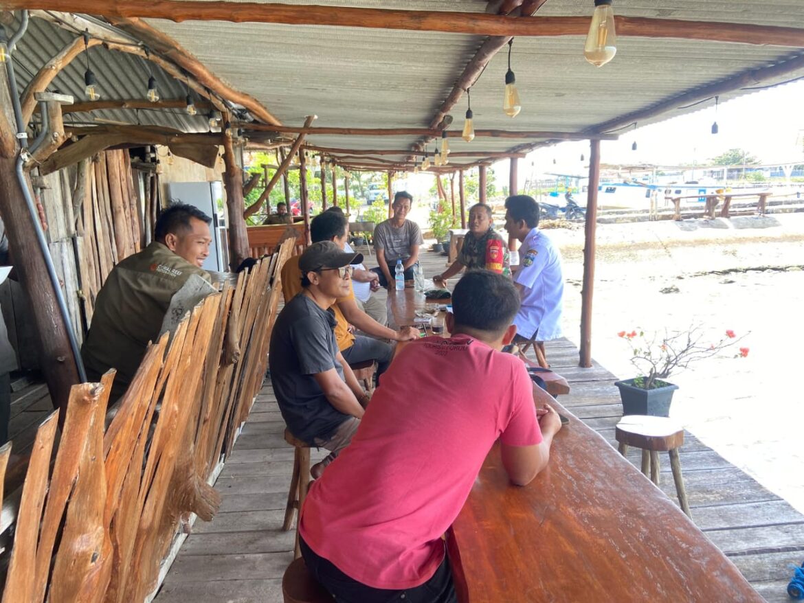 Babinsa Koramil 10 / Karimunjawa, Kodim 0719 / Jepara Gelar Musyawarah dengan Pemdes dan Pelaku Wisata untuk Keamanan Pelabuhan