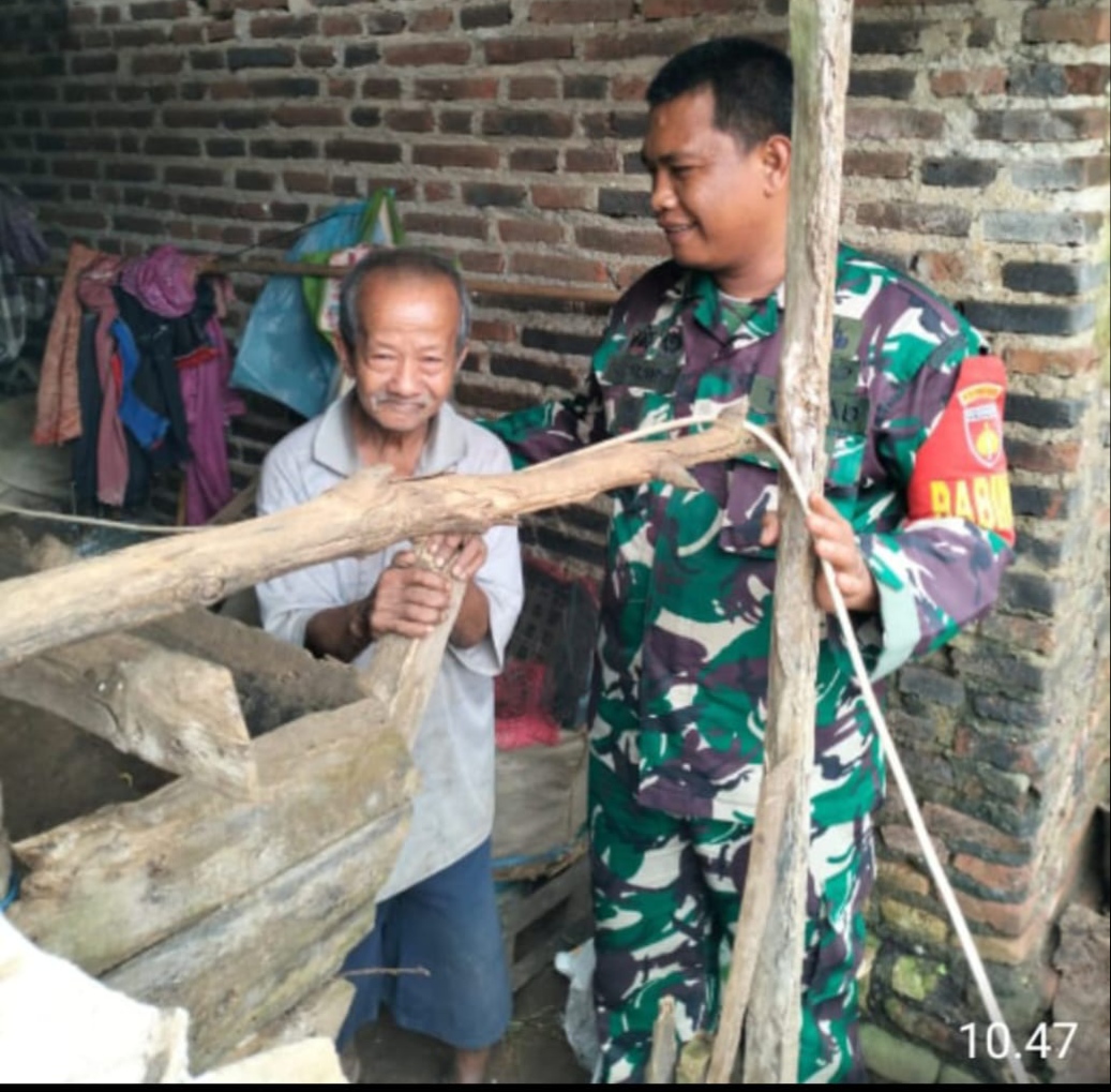 Babinsa Kodim 0719 / Jepara Bersama Warga Gotong Royong Bedah Rumah Di Donorojo
