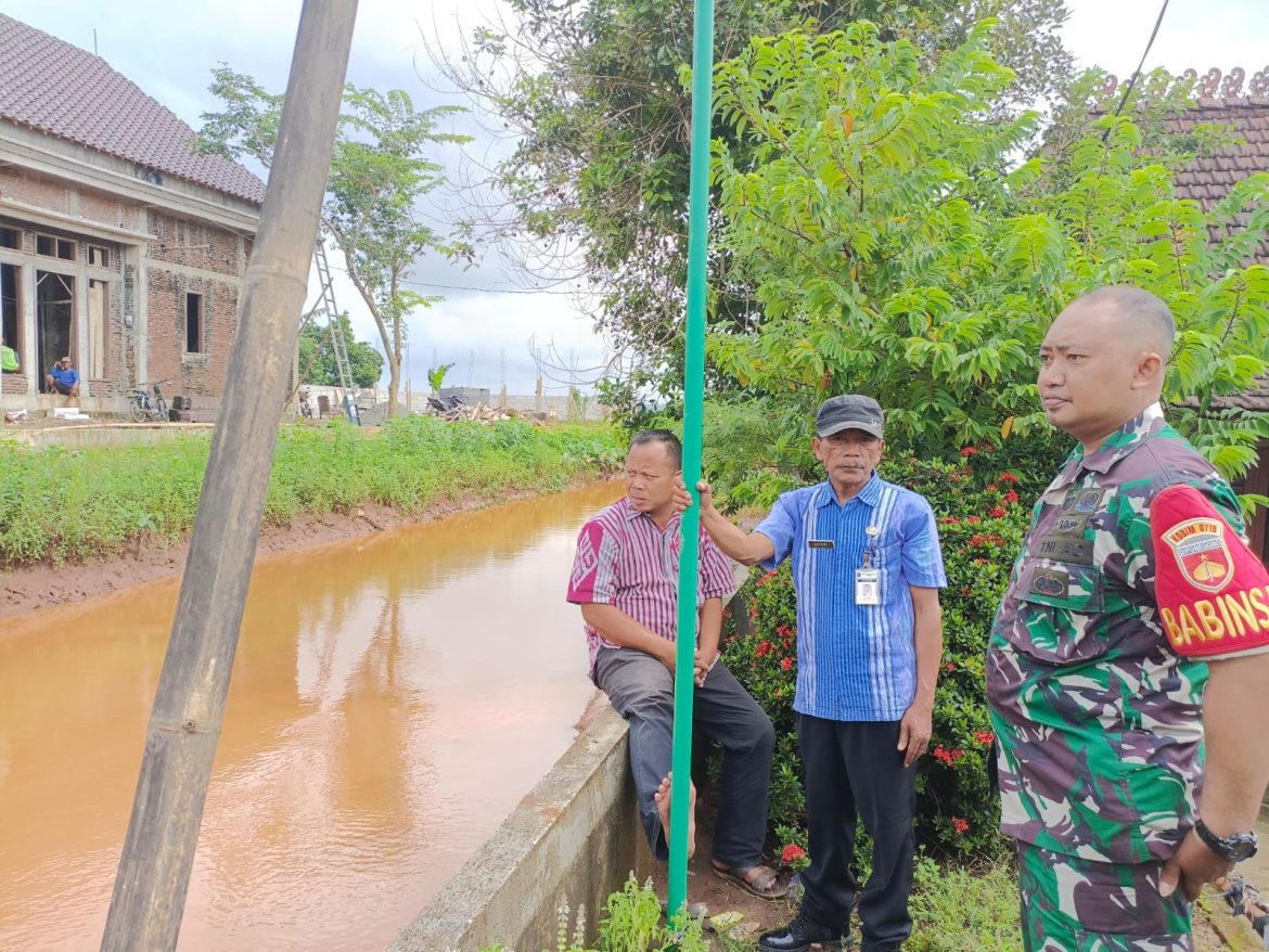 Babinsa Kodim 0719  / Jepara Bersama Staf OPSDA dan Perangkat Desa Kuanyar Monitoring Debit Air Sungai Pasca Pembersihan