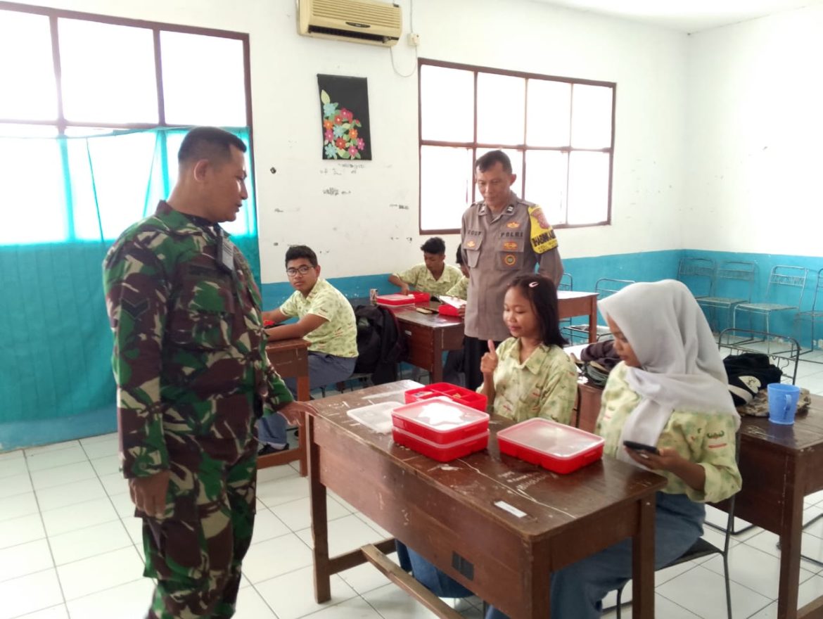 Sinergitas Babinsa dan Bhabinkamtibmas Laksanakan Monitoring Program Makan Bergizi Untuk Anak Sekolah