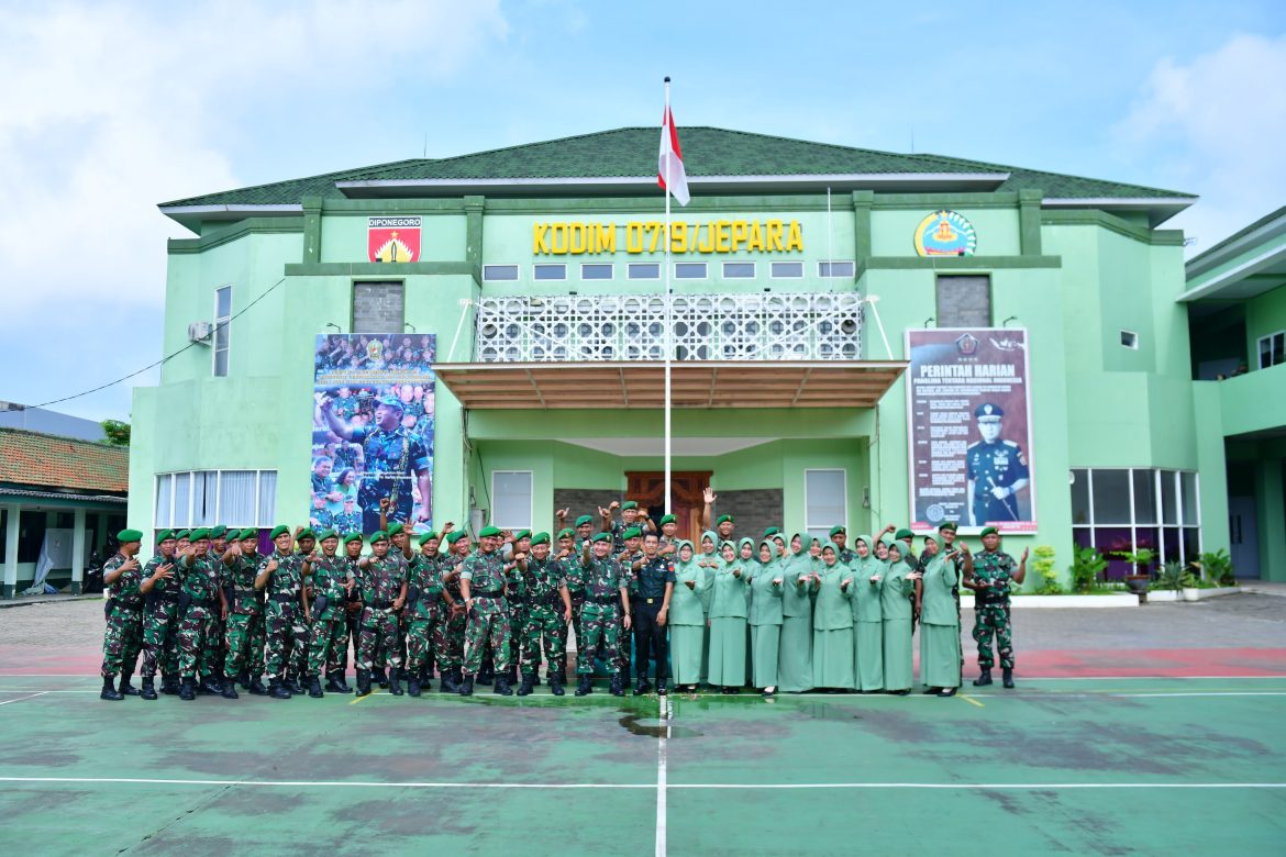 Dandim 0719 / Jepara Pimpin Upacara Tradisi Penerimaan Lettu Inf Arief sebagai Warga Baru Kodim 0719 / Jepara
