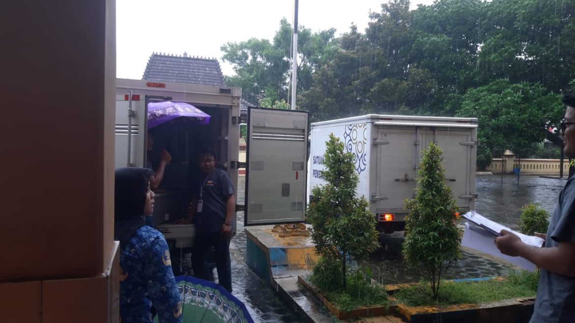 Hujan Deras Tak Surutkan Semangat Petugas di Hari Pertama Program Makan Bergizi di Jepara
