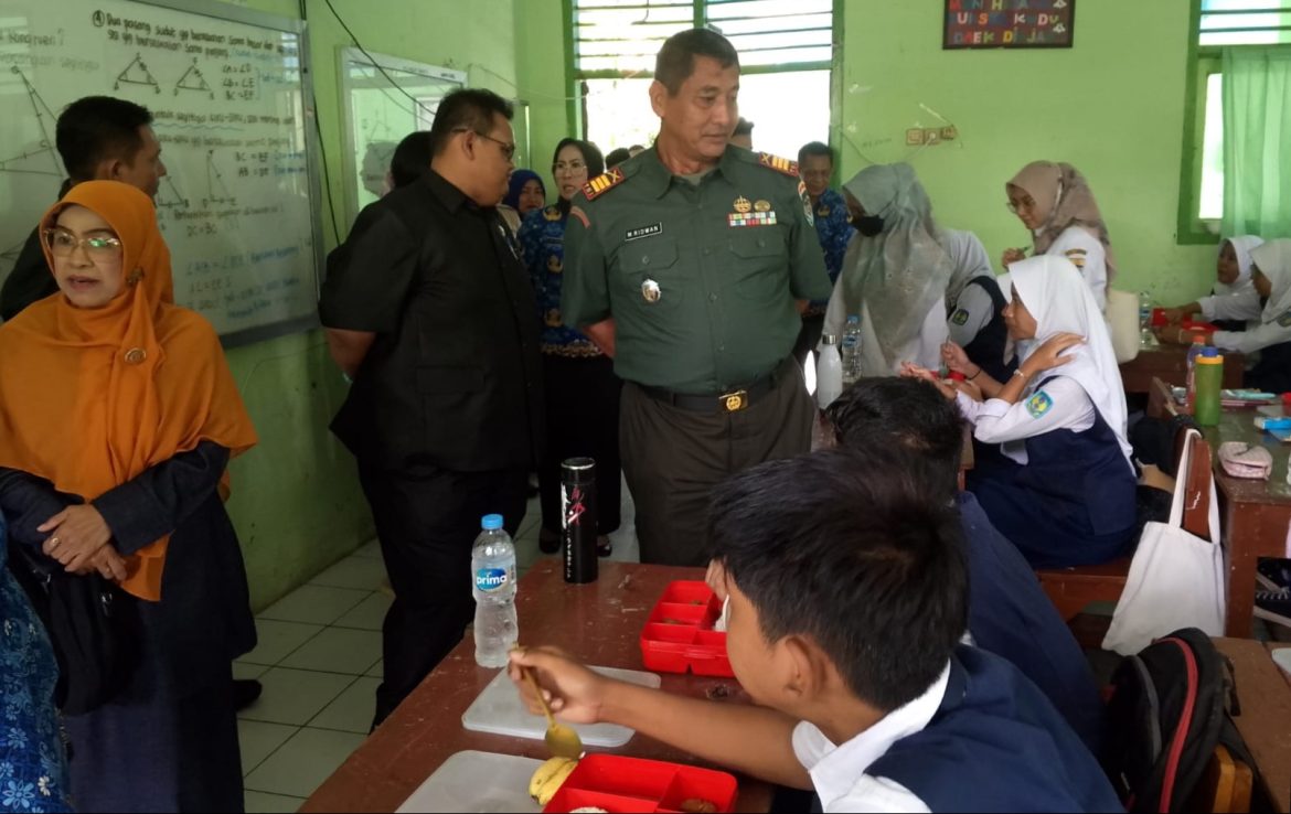 Danramil 1401 / Kesambi Dampingi Ketua Komisi III Fraksi PKS DPRD Kota Cirebon, Monitoring Program Makan Bergizi Gratis di SMP N 4 Kota Cirebon