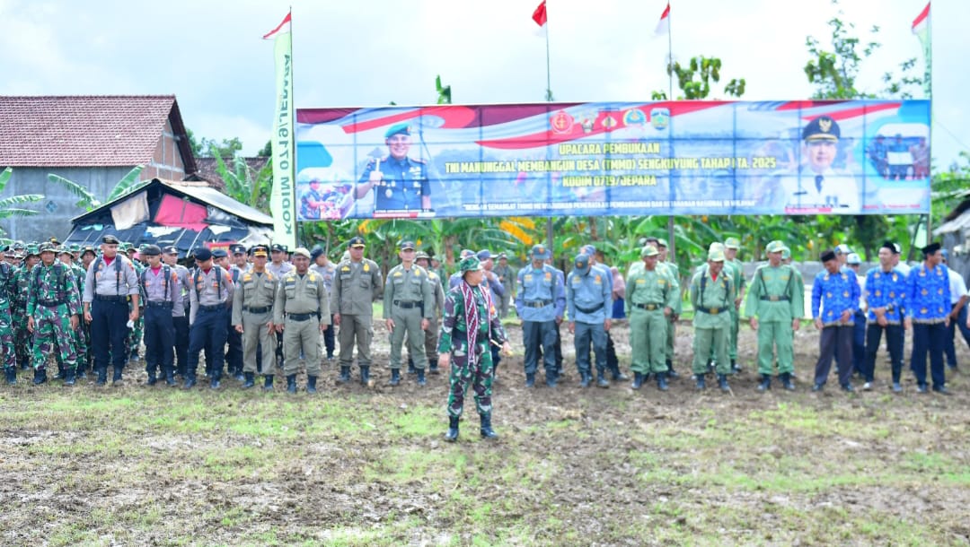 Momen Haru di Pembukaan TMMD Sengkuyung 2025: Dandim 0719 / Jepara Pimpin Peserta Upacara Ucapkan Terima Kasih untuk Pj. Bupati Jepara