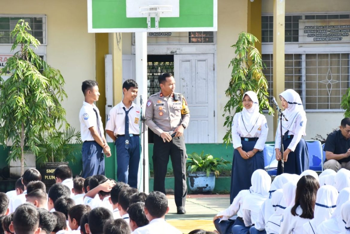 Beri Edukasi Hukum di Kalangan Pelajar, Polresta Cirebon Gelar Police Goes To School di SMP Negeri 1 Plumbon