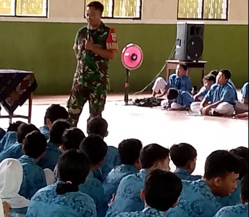 Babinsa Koramil 04 / Pecangaan, Kodim 0719 / Jepara, Sosialisasikan Bahaya Bullying di SMPN 1 Pecangaan