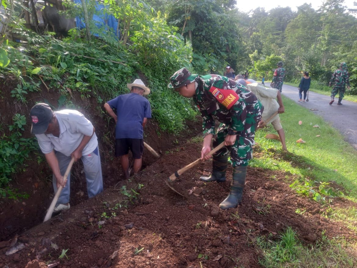 Babinsa Kodim 0719 / Jepara Gelar Karya Bakti Bersihkan Selokan di Desa Papasan