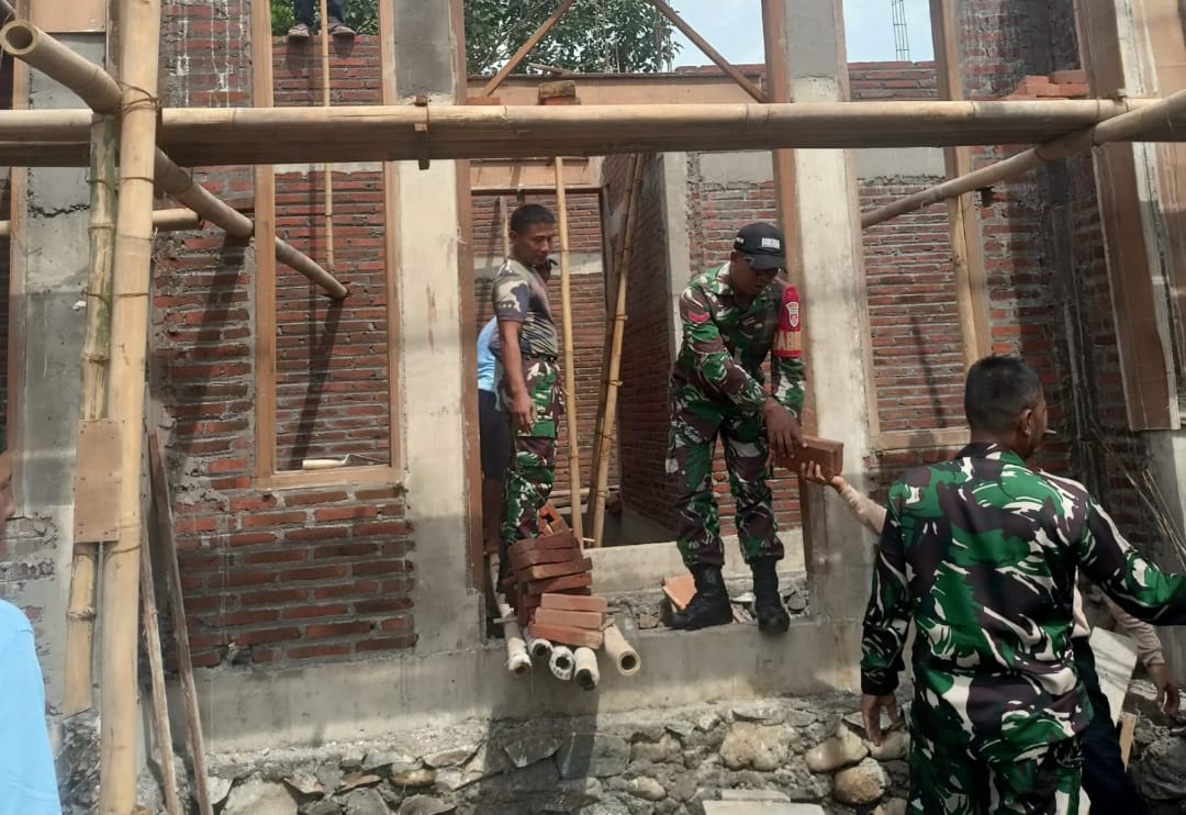Babinsa Kodim 0719 / Jepara Laksanakan Karya Bakti Pembangunan Rumah Warga di Desa Kaliombo