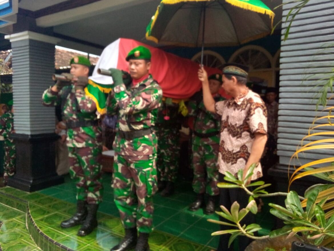 Kasdim 0719 / Jepara Pimpin Upacara Pemakaman Militer Sertu Purnawirawan Ridwan