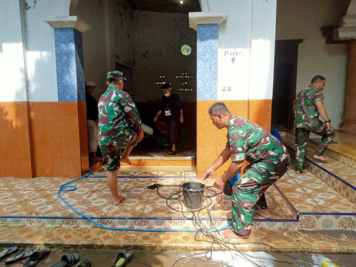 Danramil 11 / Tahunan Pimpin Giat Program Kodim 0719 / Jepara, “Resik-Resik Masjid” Aksi ke 319 di Masjid Jami Al Khoir