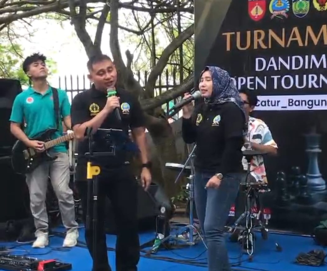Iringan Musik di Cafe Kadjine JOP Meriahkan Peresmian Turnamen Catur Junior “Dandim 0719 / Jepara Cup I” di Pantai Mororejo