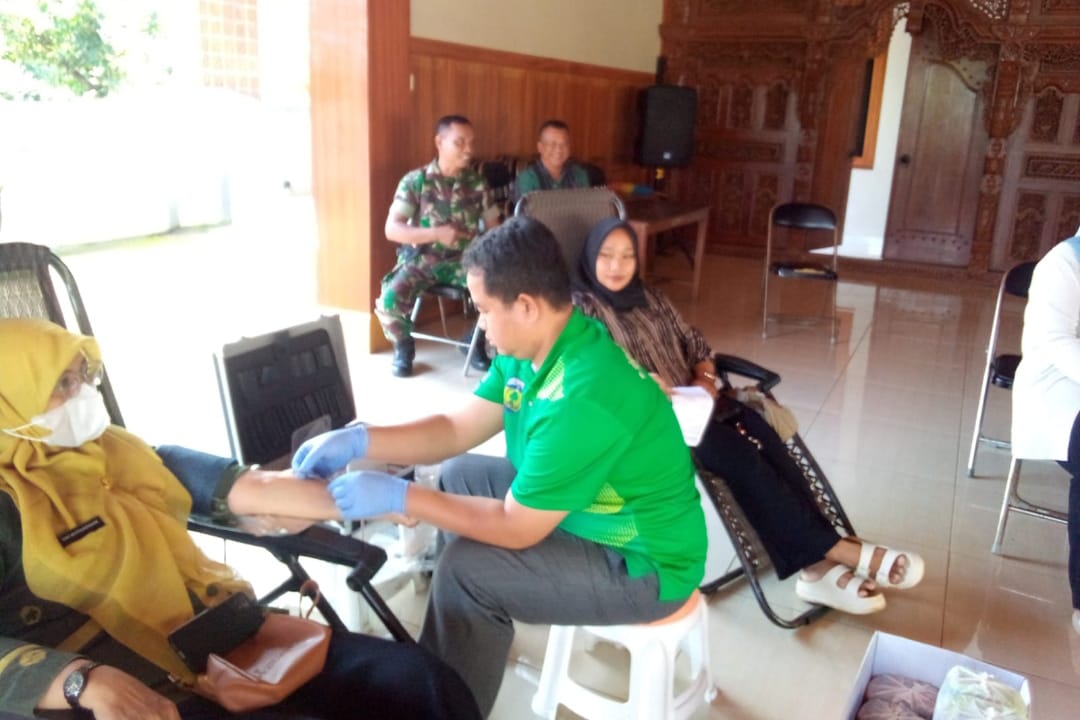 Babinsa Kodim 0719 / Jepara Sertu Nursidi Laksanakan Kegiatan Donor Darah dari PMI di Balai Desa Keling
