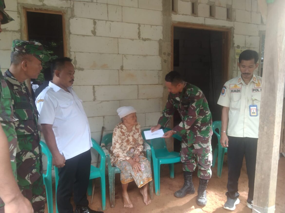 Program Sosial Kodim 0719 / Jepara “Dompet Peduli” Terus Konsisten, Berikan Bantuan kepada Mbah Mukayah yang Hidup Seorang Diri