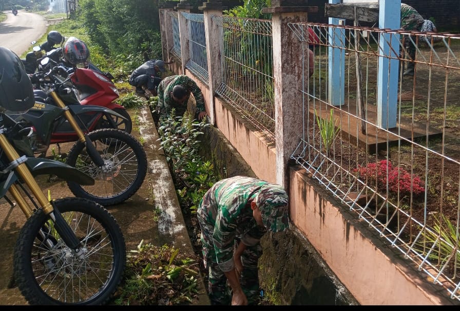Kapten Inf Herlianto Danramil Mlonggo, Kodim 0719 / Jepara Beserta Anggota Laksanakan Program “Resik-Resik Gereja” di GITJ Desa Srobyong, Kecamatan Mlonggo