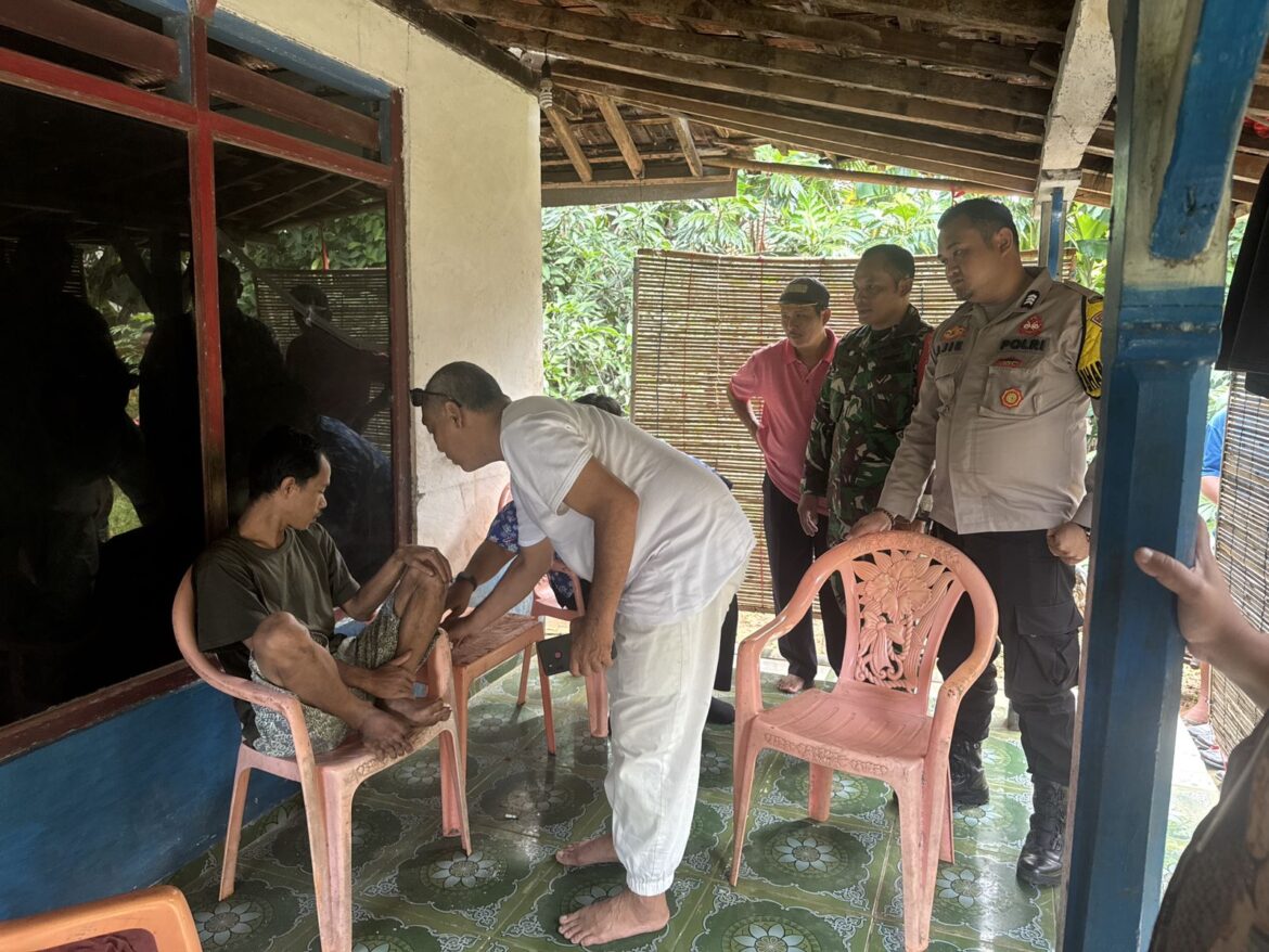 Babinsa dan Bhabinkamtibmas Karanggondang Jemput dan Antar Pasien ODGJ ke RSUD RA Kartini Jepara