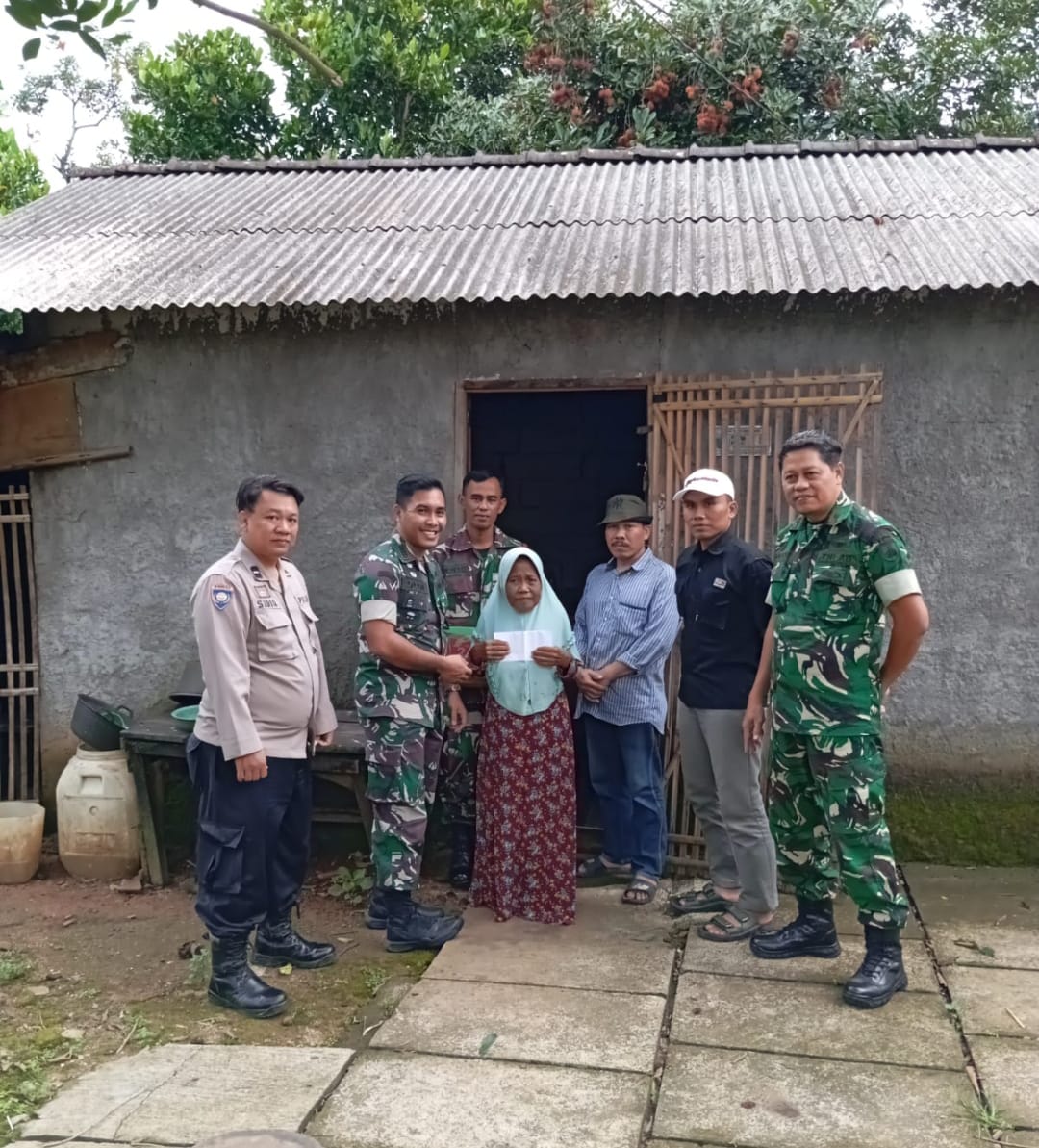 Mbah Kasenah, Lansia Sebatang Kara di Jepara Terima Bantuan dari Program ‘Dompet Peduli Kodim 0719/Jepara