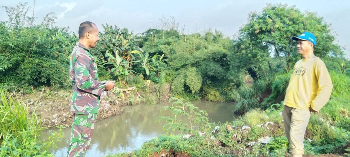 Babinsa Kodim 0719/Jepara Bersama Aparat Desa Pantau Tanggul Sungai yang Longsor