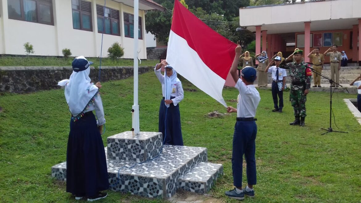 Babinsa Koramil 10/Karimunjawa Menjadi Pembina Upacara Bendera di SMPN 01 Karimunjawa