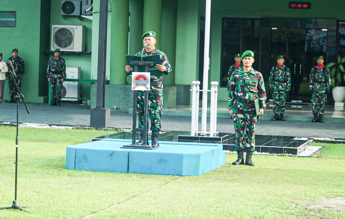 Prajurit TNI dan PNS Kodim 0817/Gresik Laksanakan Upacara Bendera dengan Khidmat