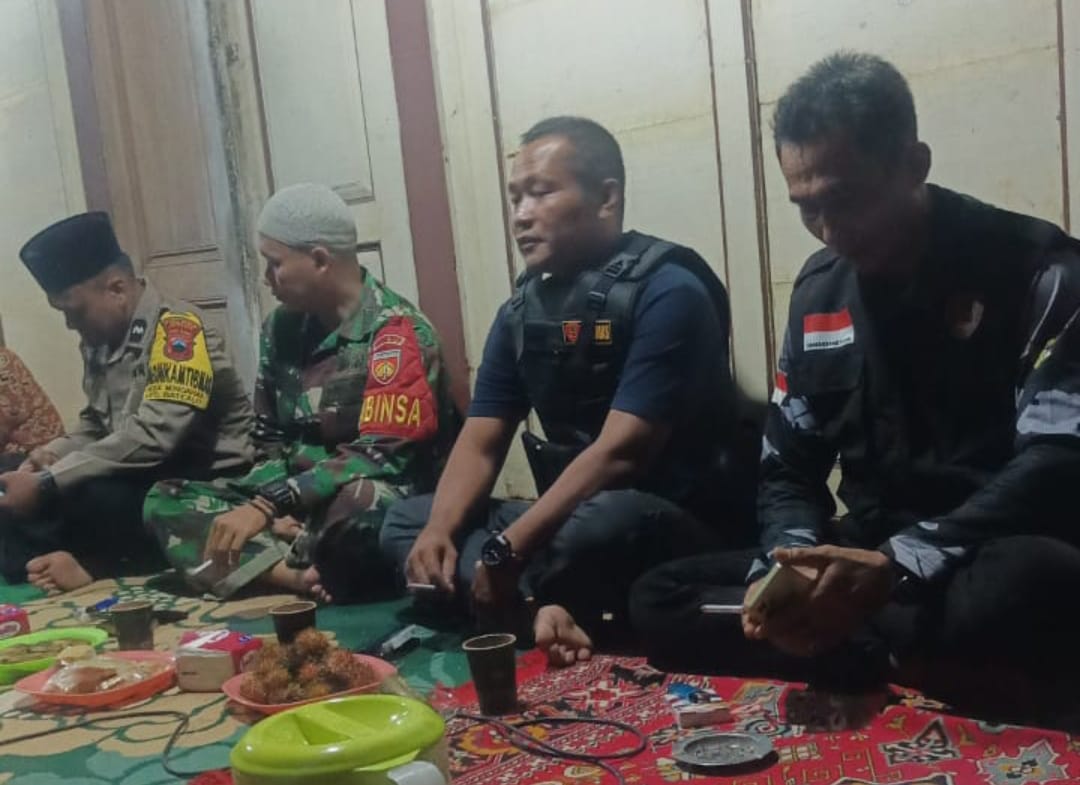 Babinsa Kodim 0719/Jepara dan Bhabinkamtibmas Hadiri Pertemuan Rutin Satlinmas Desa Mindahan