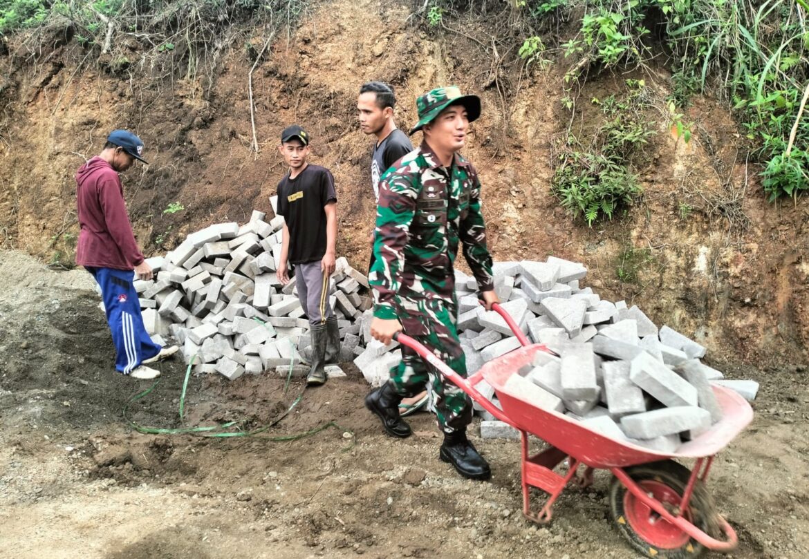 Babinsa dan Warga Sawahan Kompak Bangun Jalan Desa