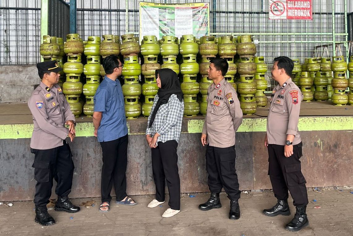 Antisipasi Kelangkaan, Bhabinkamtibmas di Kota Tegal Monitoring dan Cek Ketersediaan Gas Elpiji di wilayah Binaan