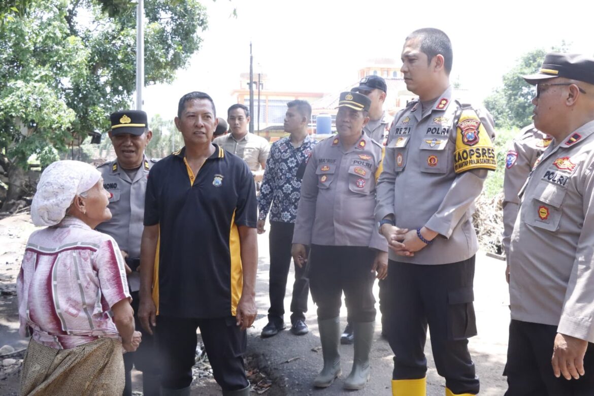 Polres Situbondo Gelar Bakti Sosial Bersihkan Material Pasca Banjir di Kecamatan Kendit