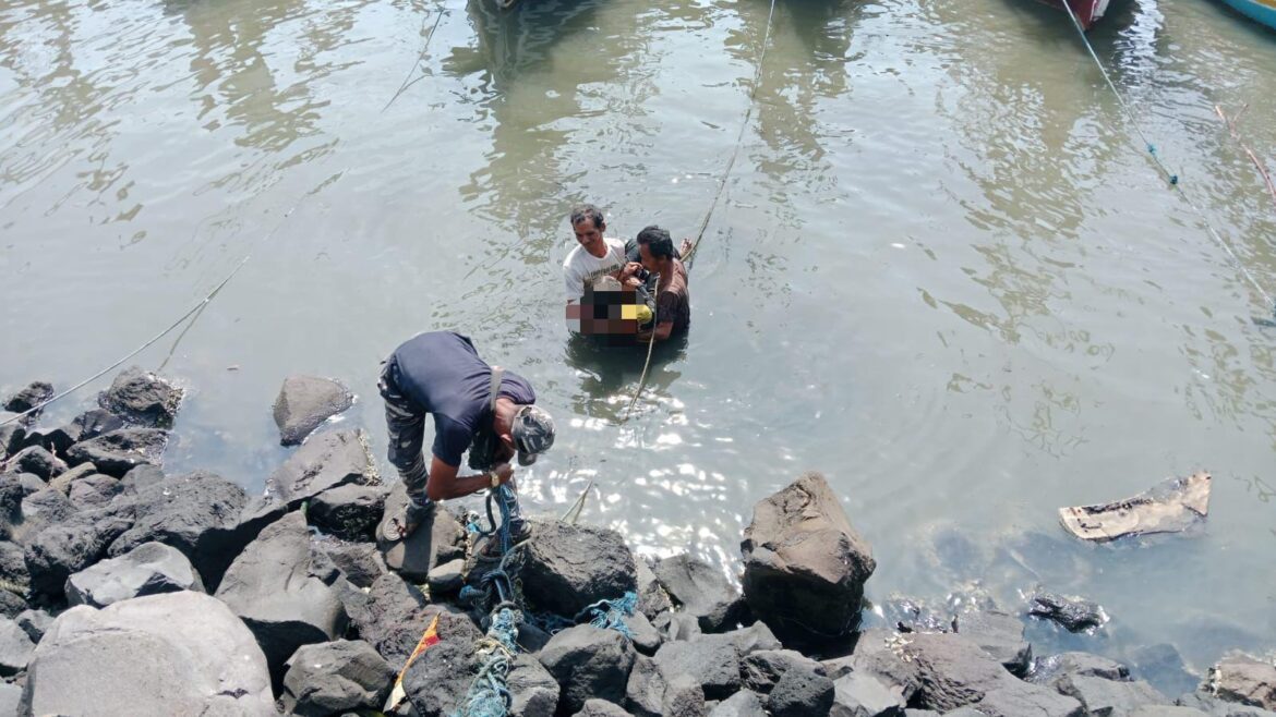 TNI AL Berhasil Evakuasi Jenazah Pria Tanpa Identitas di Pelabuhan Perikanan Muncar