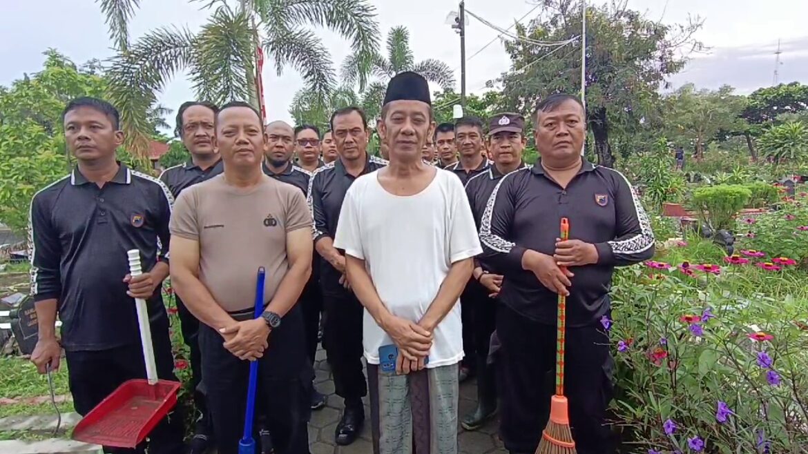 Jelang Khaul Mbah Panggung Kota Tegal, Polisi Bersih-bersih TPU Panggung