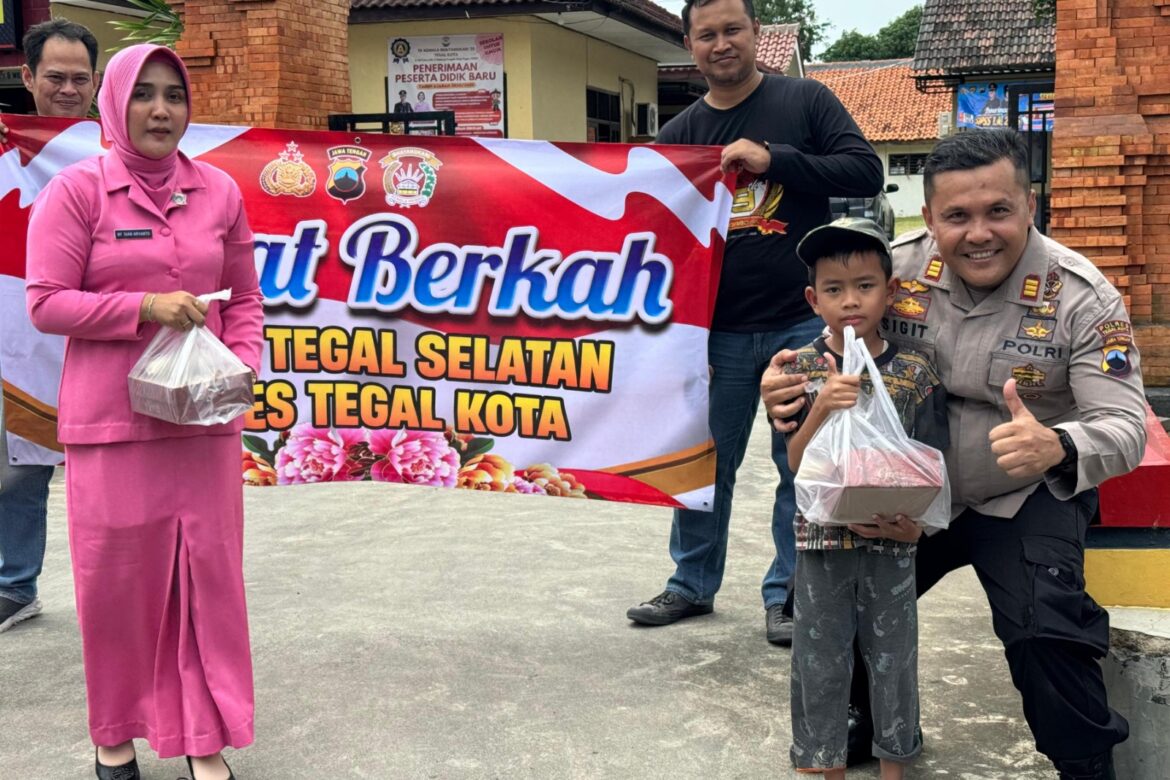 Polsek Tegal Selatan bagikan ratusan nasi bungkus ke warga