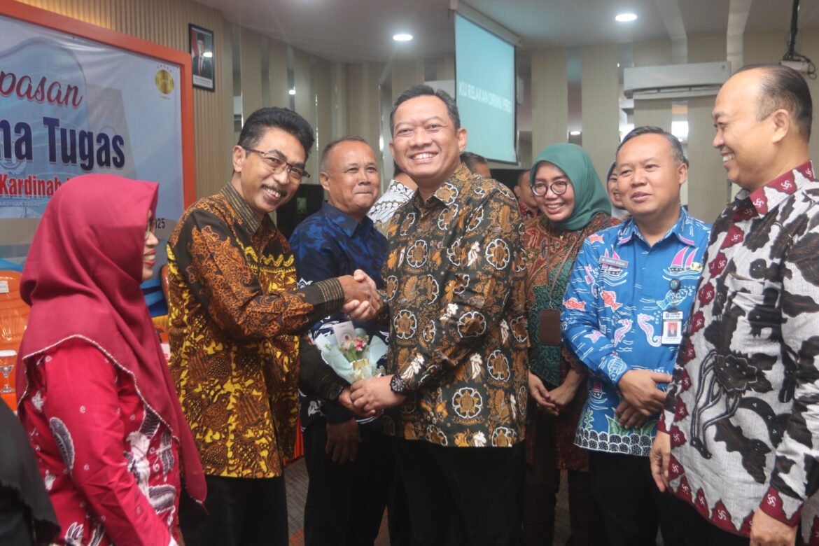 Pj. Wali Kota Serahkan Tali Asih kepada 19 Purna Tugas Pegawai RSUD Kardinah