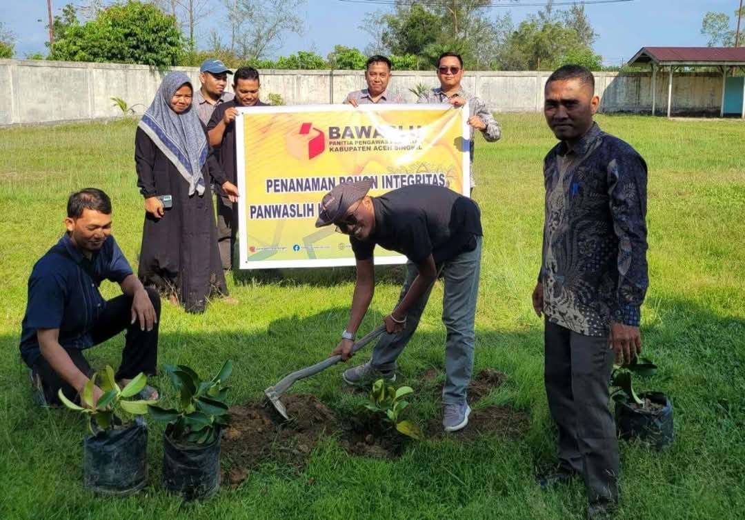 Bawaslu Aceh Singkil Laksanakan Menanam Pohon Manggis Simbol Integritas Sebagai Filosofi Kejujuran