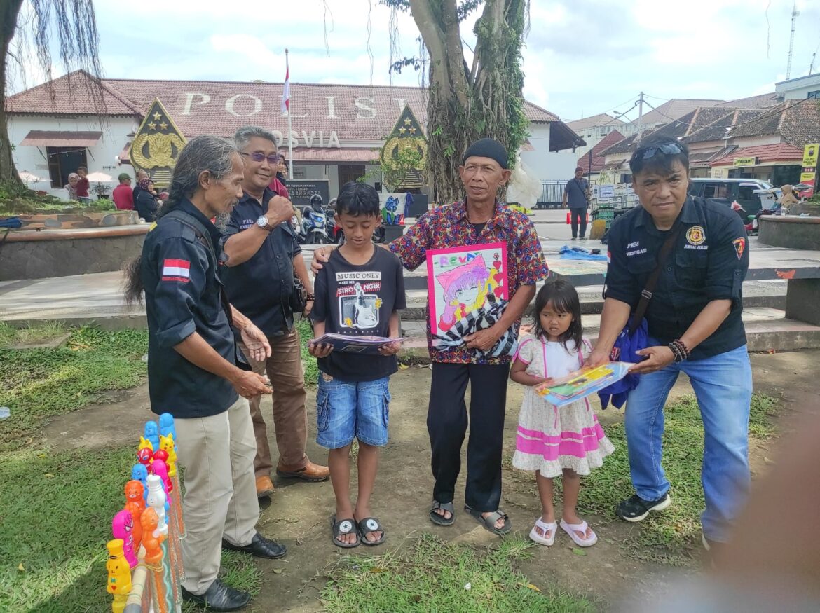Dalam Rangka HPN Tahun 2025, Wartawan Magelang Raya Bantu Alat Tulis untuk Anak-anak Sekolah*