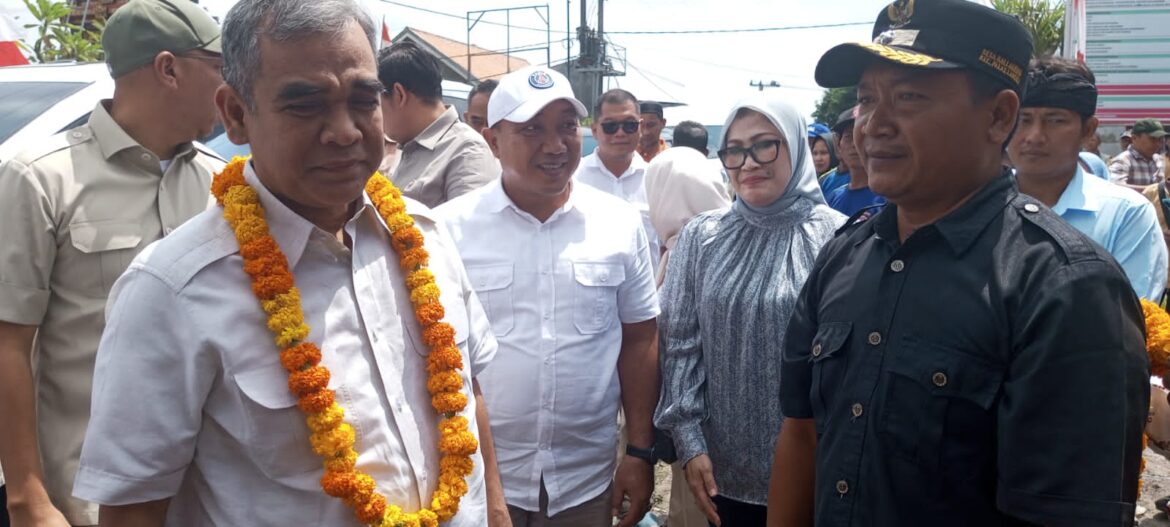 Ketua MPR RI Tinjau Bencana Banjir Dan Berikan Bantuan Kepada Petani Yang Terdampak Didesa Bali Agung Palas