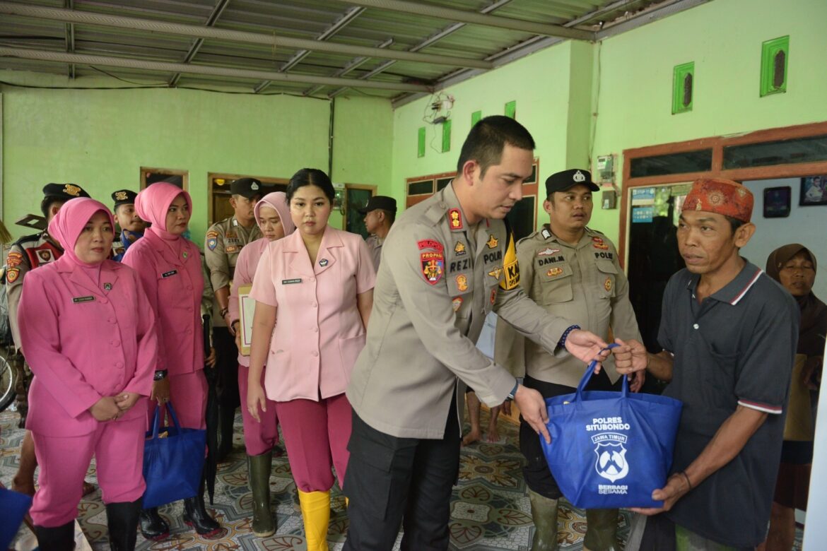Polres Situbondo dan Bhayangkari Salurkan Bantuan kepada Warga Terdampak Banjir