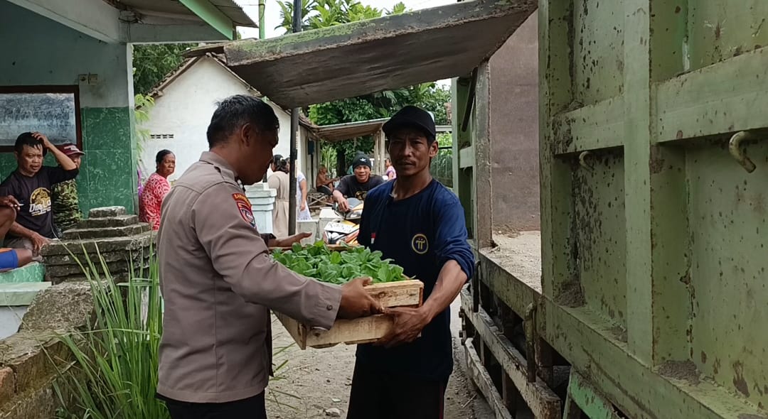 Bhabinkamtibmas Gondang Bagikan 930 Bibit Tanaman untuk Dukung Ketahanan Pangan