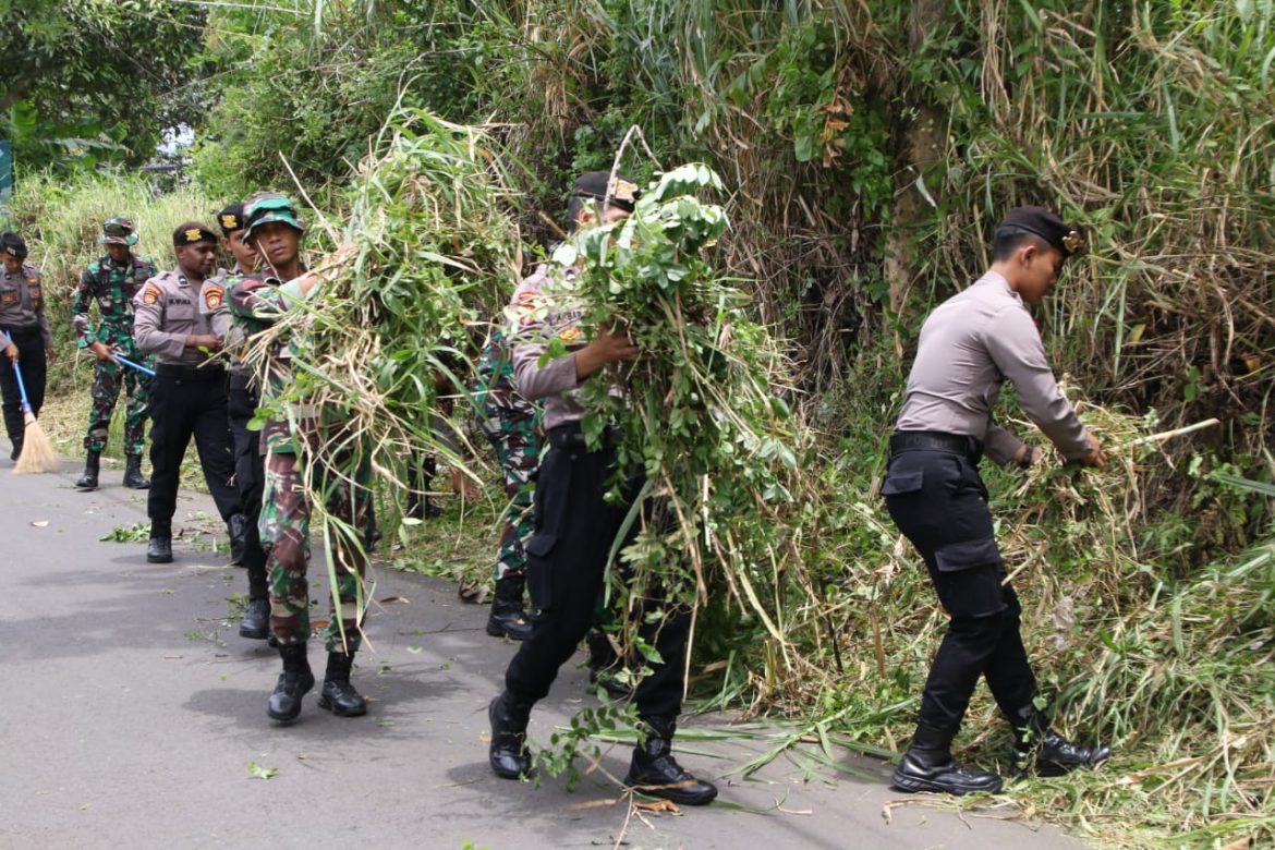 Perkuat Sinergitas dan Soliditas TNI – Polri di Malang Kompak Laksanakan Karya Bakti pada HUT ke – 64 Kostrad