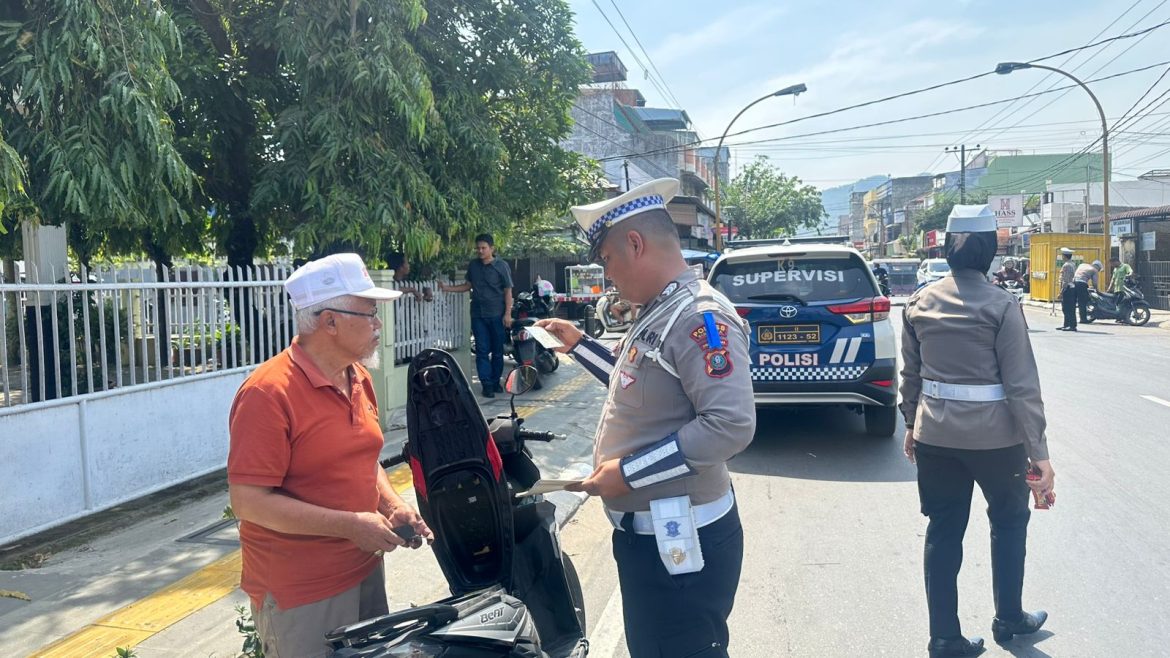 Himbau Pengguna Jalan Tertib Berlalu Lintas, Personil Polres Sibolga Berikan Hadiah