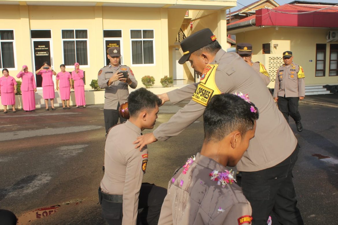 Polres Sibolga Dan Bhayangkari Sambut 10 Bintaran Remaja Dengan Siraman Tradisi