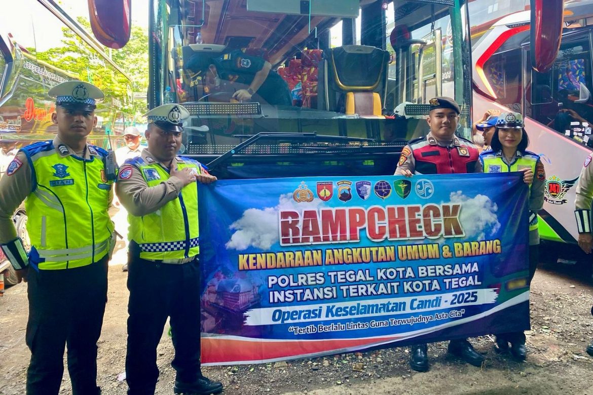Cegah Laka Lantas, Petugas Gabungan di Kota Tegal Lakukan Ramp Check Armada Bus