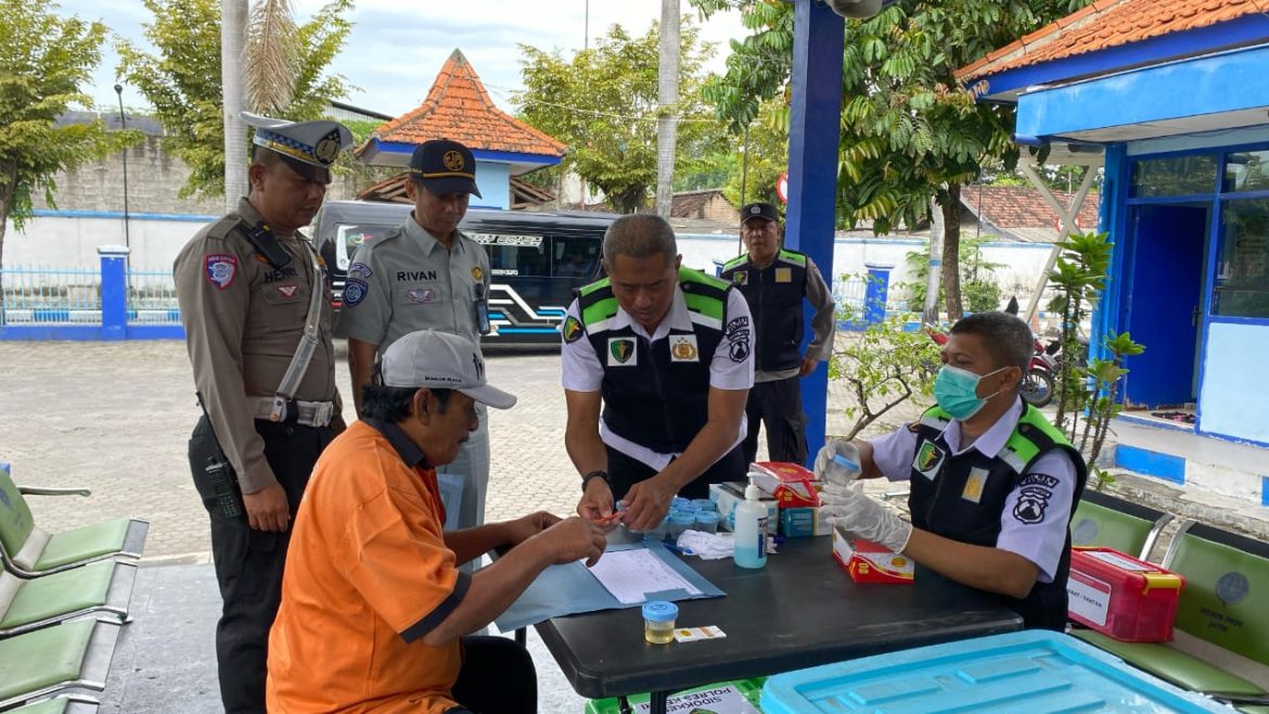 Operasi Keselamatan Semeru 2025, Polres Kediri Gelar Tes Urine di Terminal Pare
