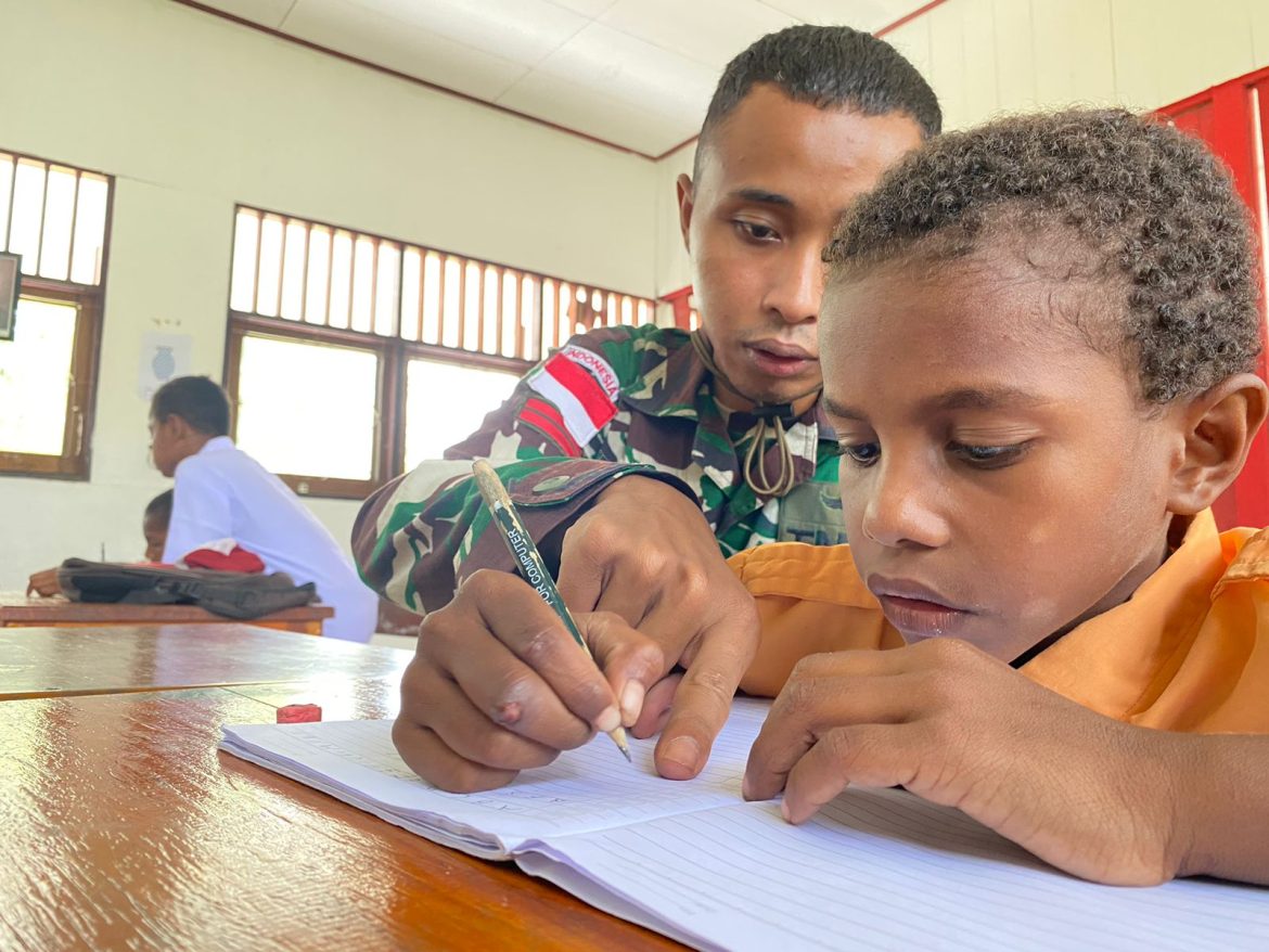 Ajarkan Cara Berhitung Dengan Penuh Kegembiraan, Satgas Yonif 131/BRS Belajar Bersama Murid-Murid Di SD Kampung Mosso, Perbatasan Papua