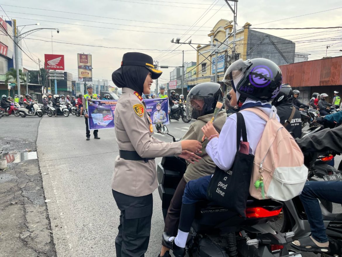 Peduli keselamatan pengendara, Polres Semarang bagikan helm.