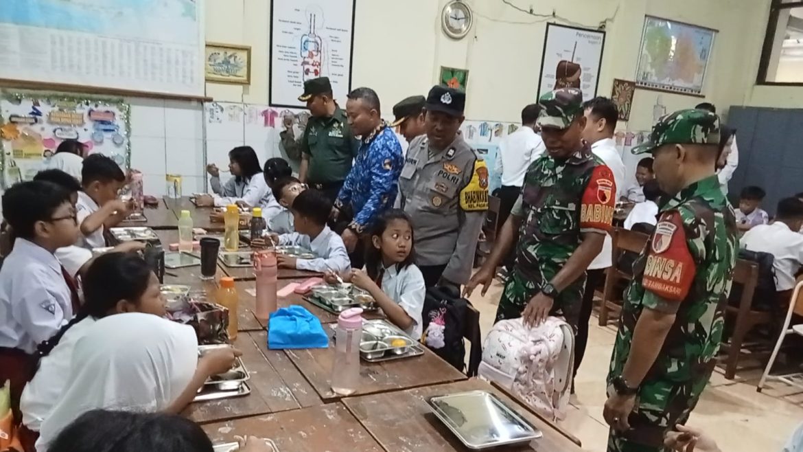 Perdana, Kodim 0830 Surabaya Tinjau Pelaksanaan  Progam ” Makan Sehat Bergizi” di Wilayah Tambaksari.