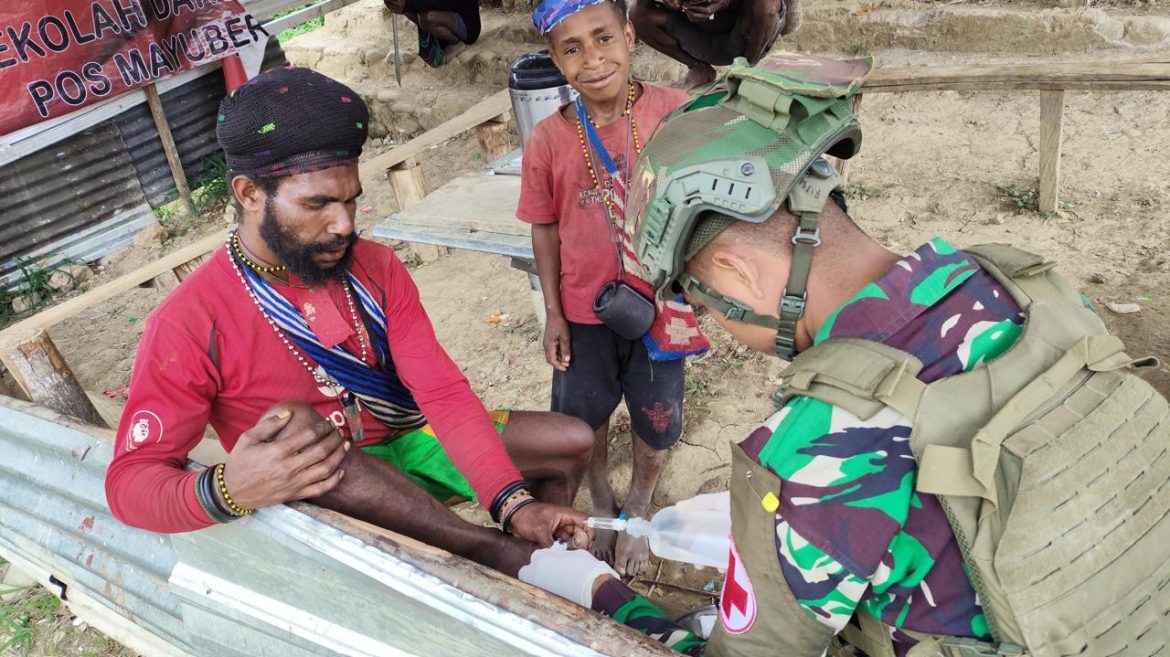 Respon Cepat, Satgas Yonif 323/Buaya Putih Kostrad Obati Luka Masyarakat Kampung Mayuberi