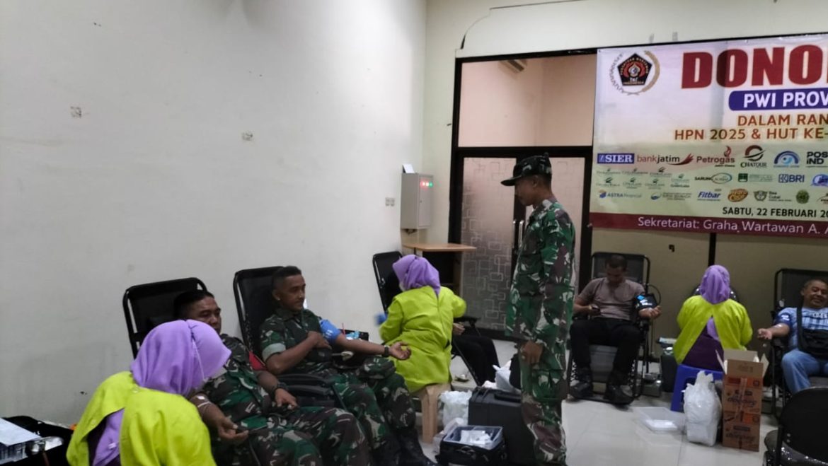 Anggota Kodim 0830 Surabaya Ikuti Donor Darah Peringati HPN 2025 dan HUT ke-79 PWI Jatim