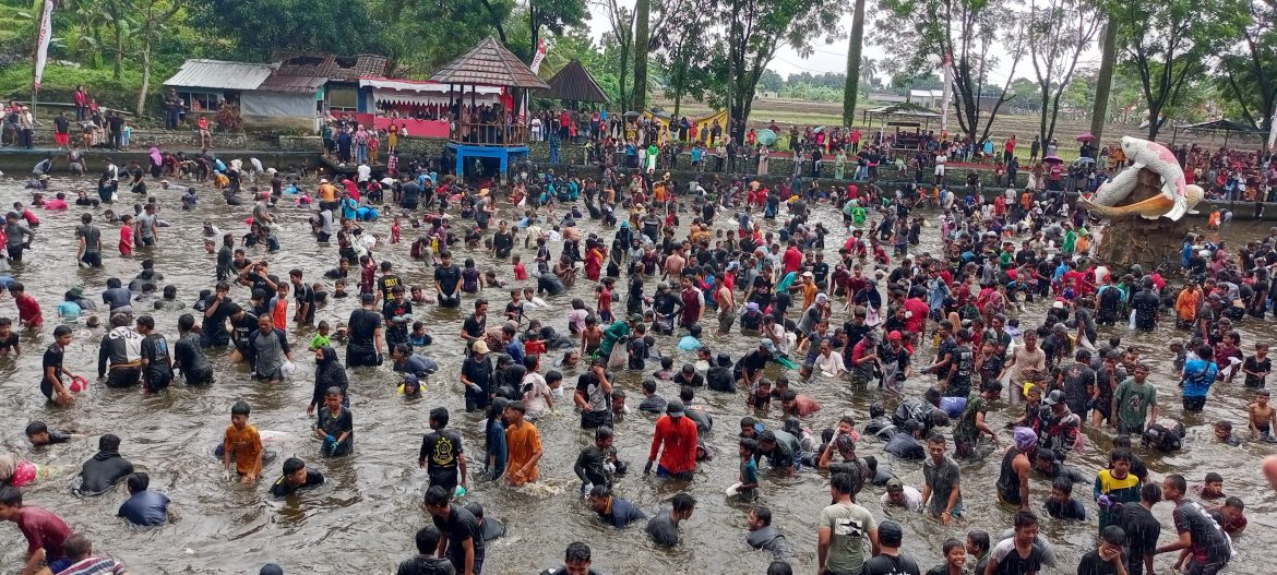 Lomba Menangkap Ikan Bawal Dalam Rangka Grebeg Sadran Desa Sikasur